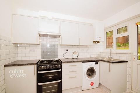 2 bedroom ground floor maisonette to rent, Rydal Close Purley CR8