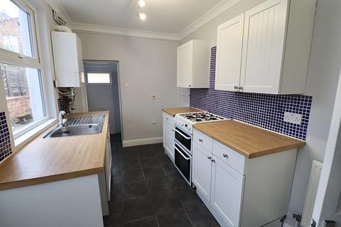 2 bedroom terraced house to rent, Poole Street, Mounts, Northampton, NN1