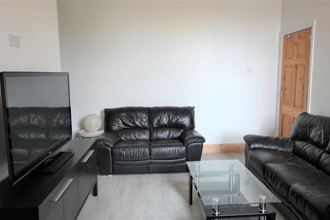 3 bedroom flat to rent, Simonside Terrace, Newcastle Upon Tyne NE6