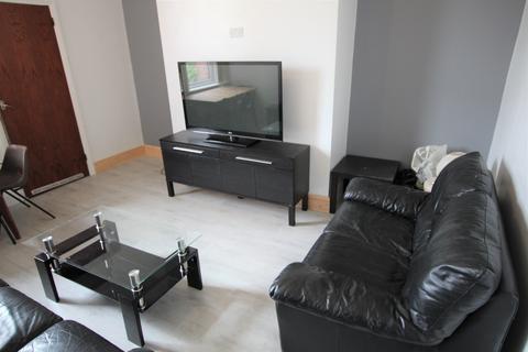 3 bedroom flat to rent, Simonside Terrace, Newcastle Upon Tyne NE6