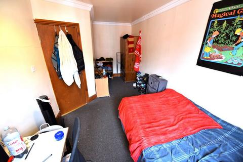 6 bedroom house to rent, 53 Manor Drive