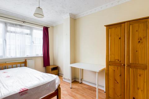 4 bedroom flat to rent, Mace Street, London E2