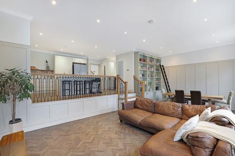 214 Forest Edge, Buckhurst Hill, IG9 5AF