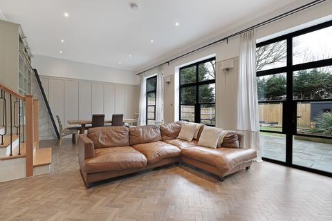 214 Forest Edge, Buckhurst Hill, IG9 5AF