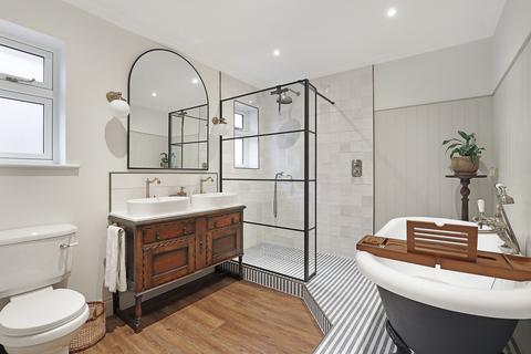 214 Forest Edge, Buckhurst Hill, IG9 5AF
