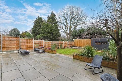 214 Forest Edge, Buckhurst Hill, IG9 5AF