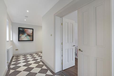 214 Forest Edge, Buckhurst Hill, IG9 5AF