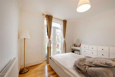 2 bedroom flat for sale, Larch Road, London NW2