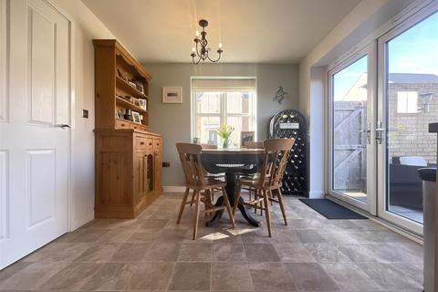 4 bedroom detached house for sale, Millfields Drive, Scarborough