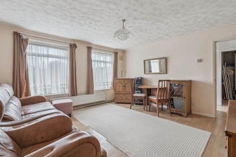 2 bedroom flat for sale, Cotswold Avenue, Bushey