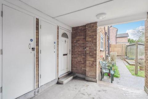 2 bedroom flat for sale, Cotswold Avenue, Bushey