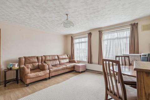 2 bedroom flat for sale, Cotswold Avenue, Bushey