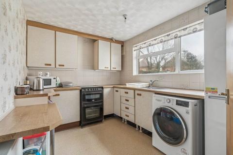 2 bedroom flat for sale, Cotswold Avenue, Bushey