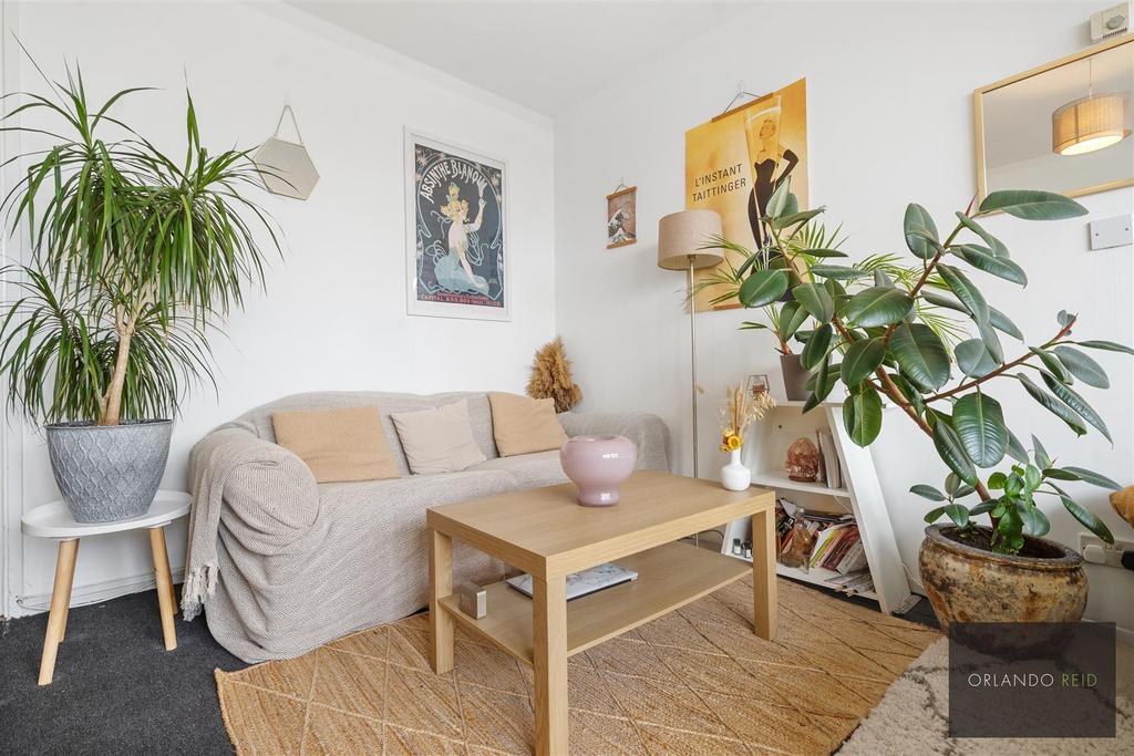 Flat 71, Pinter House SW9 9 DX-7.jpg