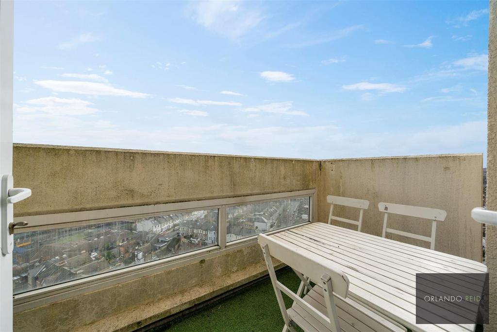 Flat 71, Pinter House SW9 9 DX-10.jpg