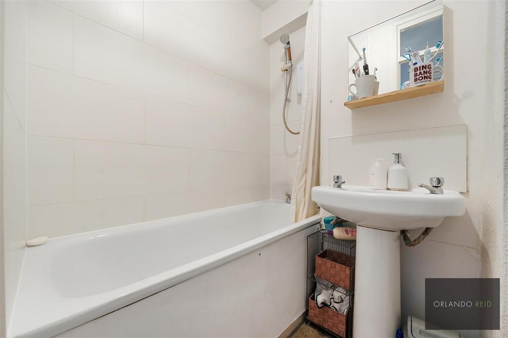 Flat 71, Pinter House SW9 9 DX-4.jpg