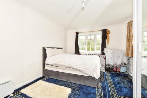 2 bedroom flat for sale, St. Nicholas Court, Crawley RH10