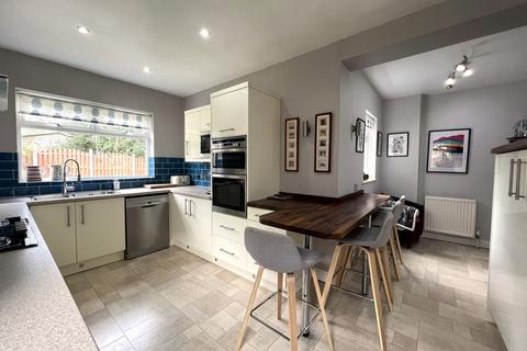 4 bedroom semi-detached house for sale, Benomley Road, Huddersfield, HD5