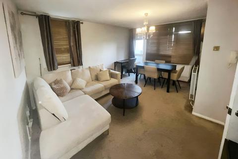 2 bedroom flat to rent, Grantham Road, Manor Park, E12 5NT