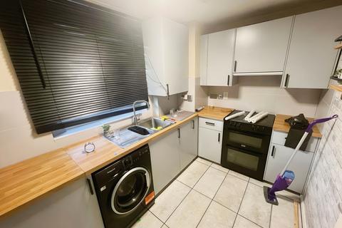 2 bedroom flat to rent, Grantham Road, Manor Park, E12 5NT