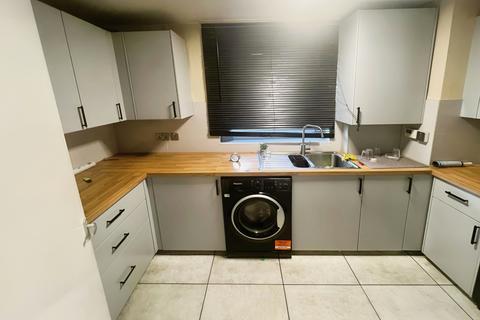 2 bedroom flat to rent, Grantham Road, Manor Park, E12 5NT