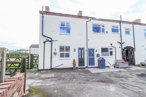 2 bedroom end of terrace house for sale, West View Terrace, Wakefield WF2