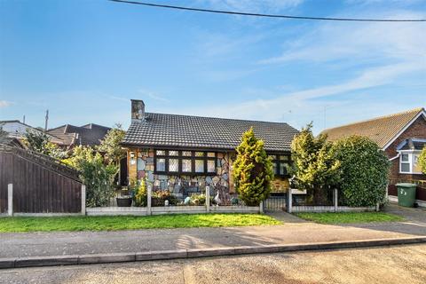 3 bedroom bungalow for sale, Gafzelle Drive, Canvey Island SS8