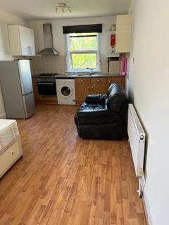 Studio to rent, Warham Road, London