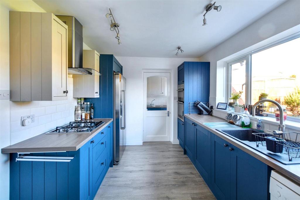 Kitchen 2.jpeg