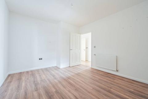2 bedroom flat to rent, Thornbury Way, Walthamstow, London, E17