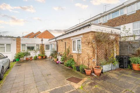 3 bedroom bungalow for sale, Stanhope Gardens, Mill Hill, London, NW7