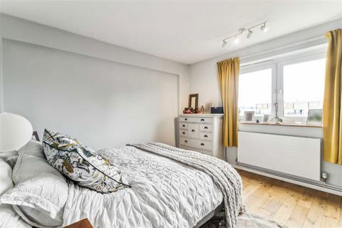 2 bedroom flat for sale, St. Saviours Estate, London SE1