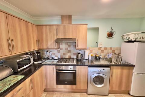 2 bedroom flat to rent, Queens Road, Freshwater