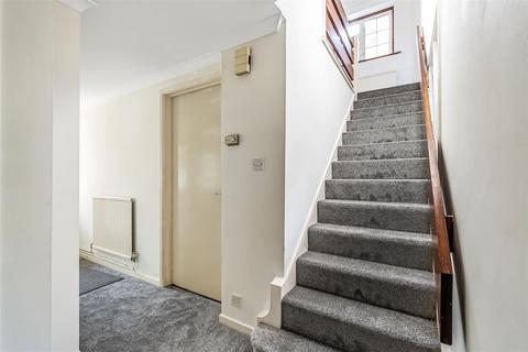 5 Beauclare Close, Leatherhead, KT22 8UB
