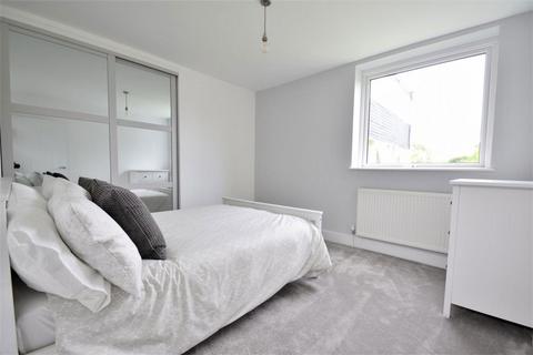 2 bedroom flat to rent, Hazelwood Court