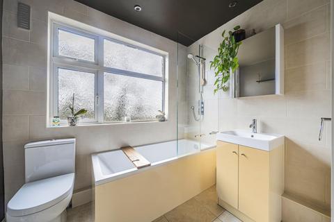 13a Berrylands, London, SW20 9HD