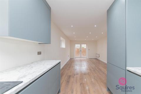 3 bedroom flat to rent, Station Road