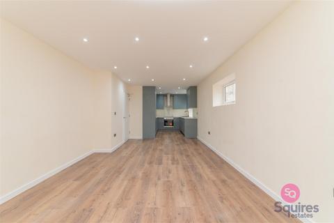 3 bedroom flat to rent, Station Road