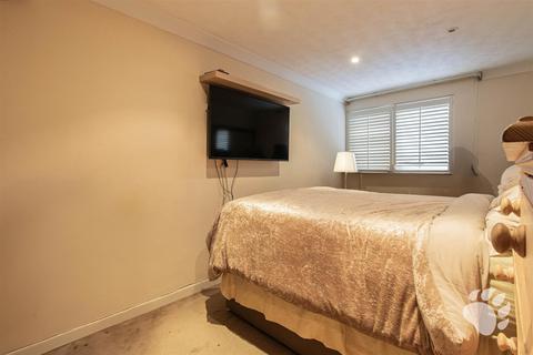 42 Broomfields, Basildon, SS13 3LG