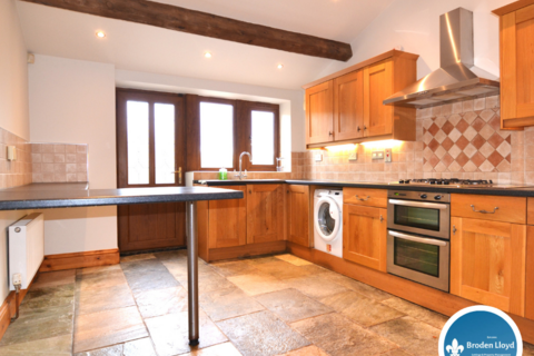 4 bedroom detached house to rent, Todmorden Road, Briercliffe BB10