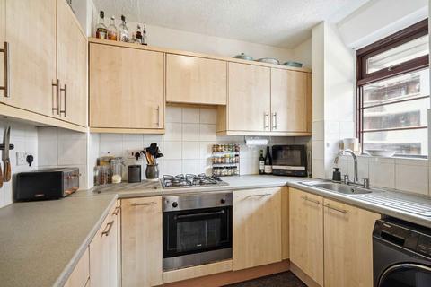 3 bedroom flat to rent, Poynders Gardens, London SW4