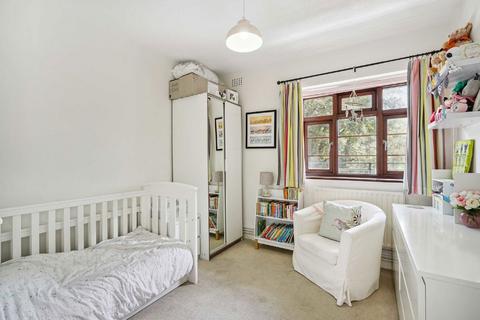 3 bedroom flat to rent, Poynders Gardens, London SW4