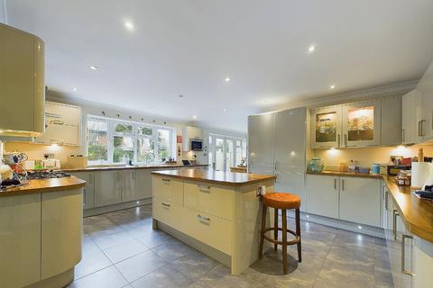 4 bedroom link detached house for sale, Weald Close, Bromley BR2