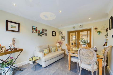 6 Weald Close, Bromley, BR2 8PD
