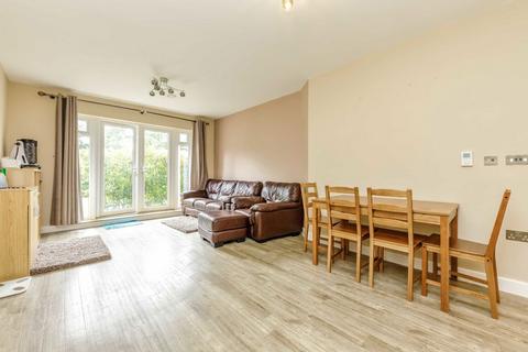 2 bedroom flat for sale, Dyas Road, Sunbury-On-Thames TW16