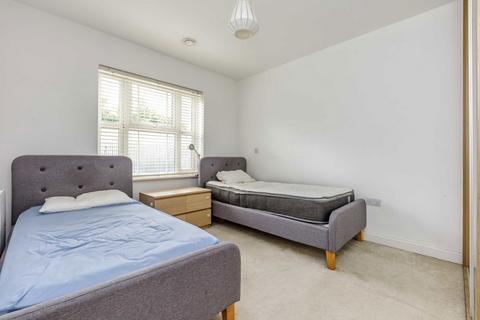 2 bedroom flat for sale, Dyas Road, Sunbury-On-Thames TW16