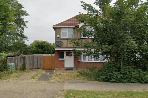 3 bedroom semi-detached house to rent, Rayners lane, HA2