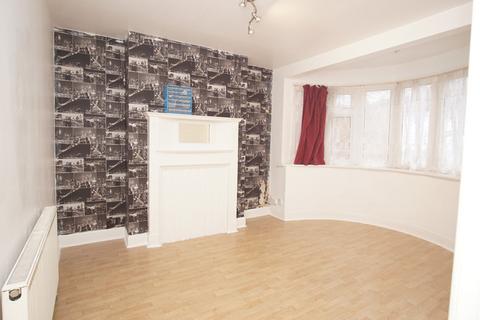 3 bedroom semi-detached house to rent, Rayners lane, HA2