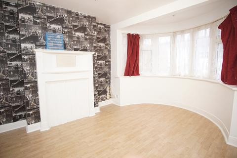 3 bedroom semi-detached house to rent, Rayners lane, HA2