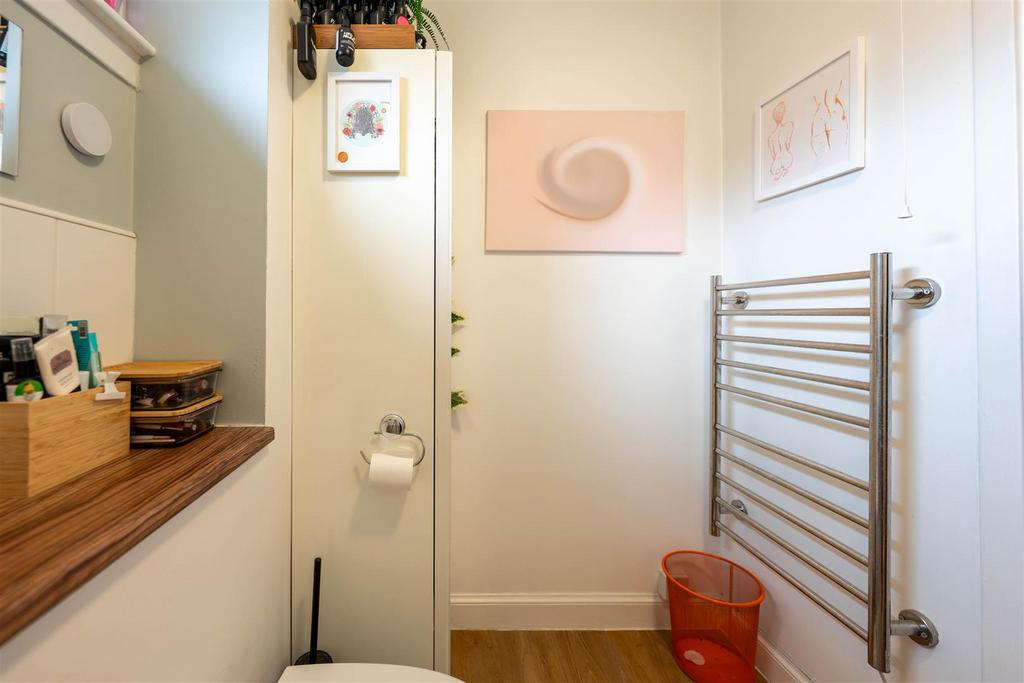 DSC09859-HDRbathroom.jpg